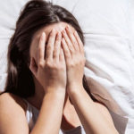 Mơ thấy người chết bảo phải làm gì: Giải mã ý nghĩa & hành động nên làm