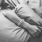 Mơ thấy người chết cho lời khuyên là điềm gì? Giải mã ý nghĩa sâu sắc