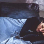 Nên làm gì khi mơ thấy người chết đánh thức mình? Cách hóa giải và an tâm
