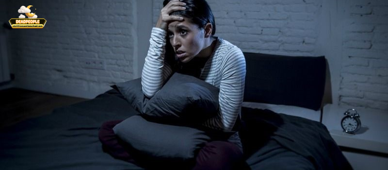 Tại sao lại mơ thấy người chết thì thầm vào tai mình? Nguyên nhân và nguồn gốc